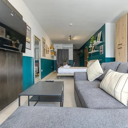 Urban Square Elite By 360 Estates * Pieta